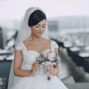 Top 5 Bridal Hairstyles to Flatter a Round Face